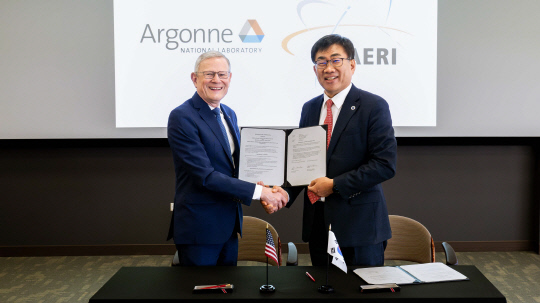 주한규(오른쪽) 한국원자력연구원장은 14일(현지시간) 미국 일리노이주 아르곤국립연구소(ANL)에서 폴 컨스 소장과 원자력 기술협력 양해각서를 체결하고 기념촬영을 하고 있다. 원자력연 제공